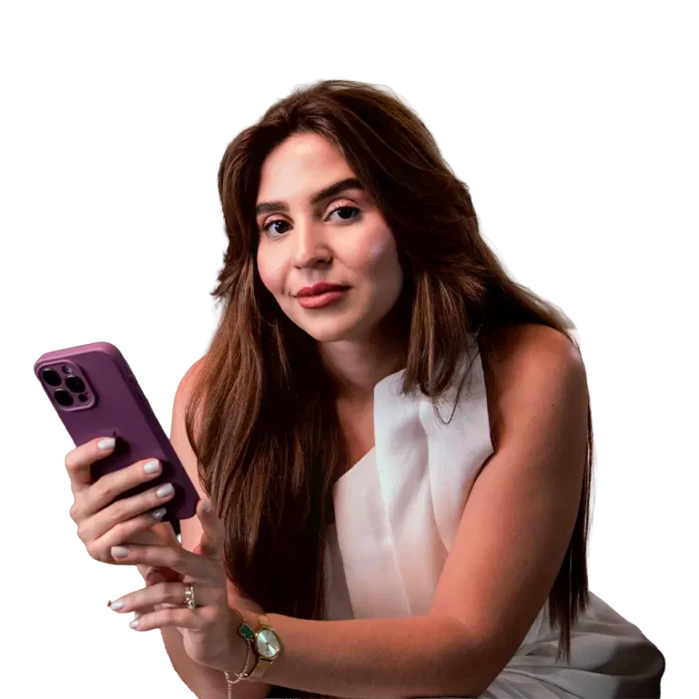 Gabi Mattos sorrindo, segurando o celular